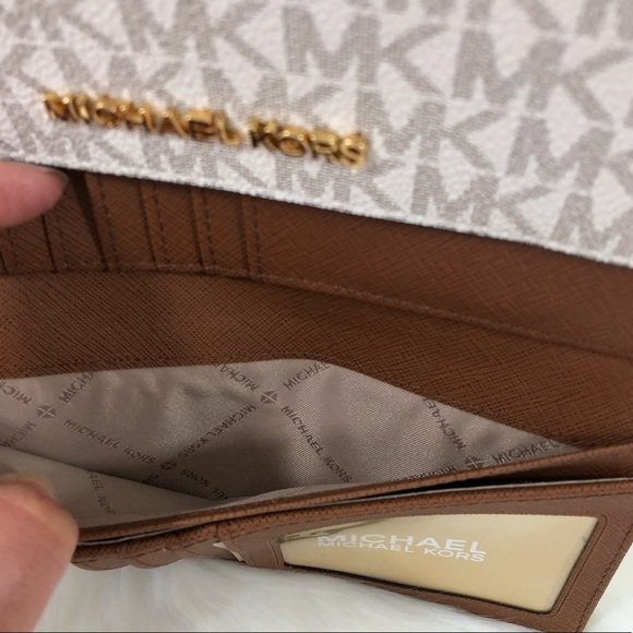 ❗️Sold❗️Michael Kors Large Trifold Wallet - Picture 7 of 8